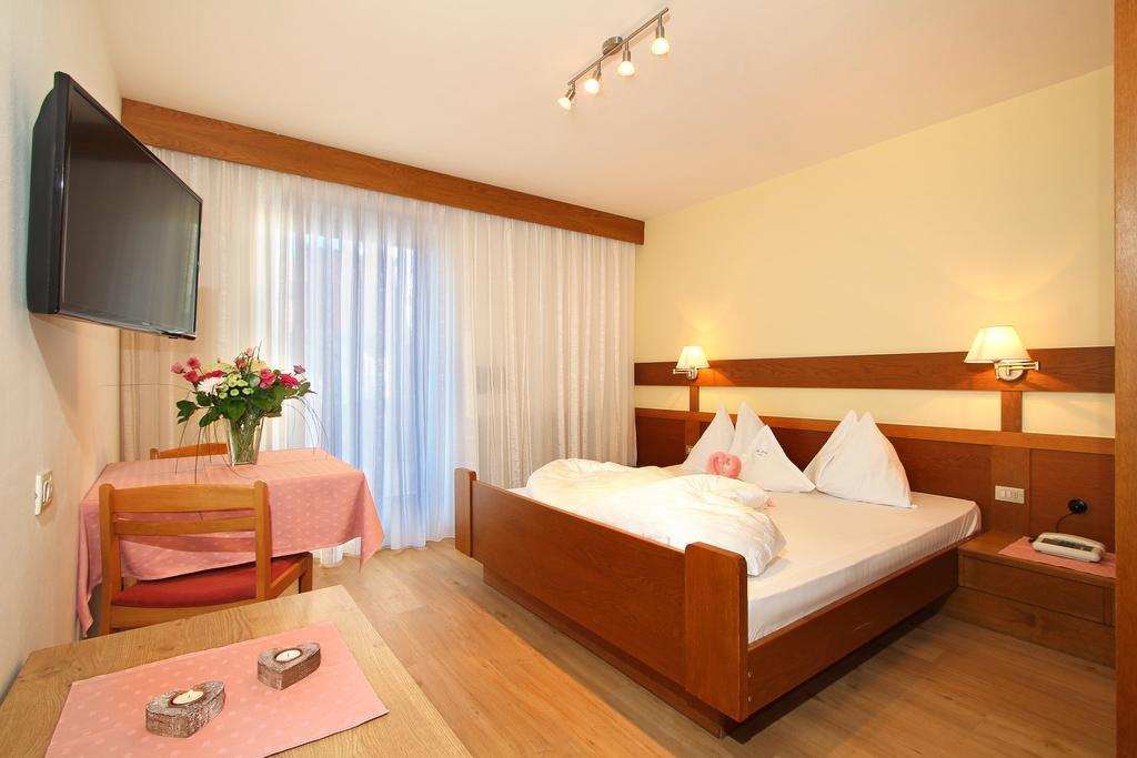 Hotel Garni Savoy Castelrotto Bilik gambar